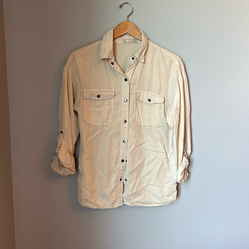 Women’s small ivory, button-down shirt with snaps and pockets lightweight